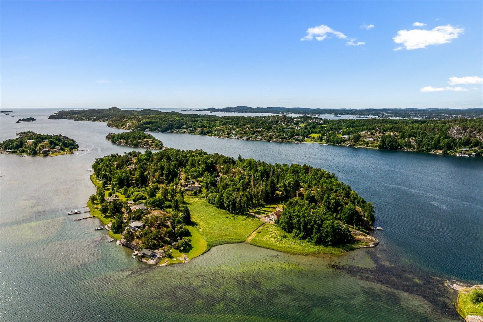 For de båtglade byr Mefjorden på flott "Vestfold skjærgård" med flere holmer og skjær, godt egnet for å nyte en varm sommerdag på sjøen. Området rundt Storholmen er også meget vel egent for brettseiling, padling, dykking og andre fritidsaktiviteter.