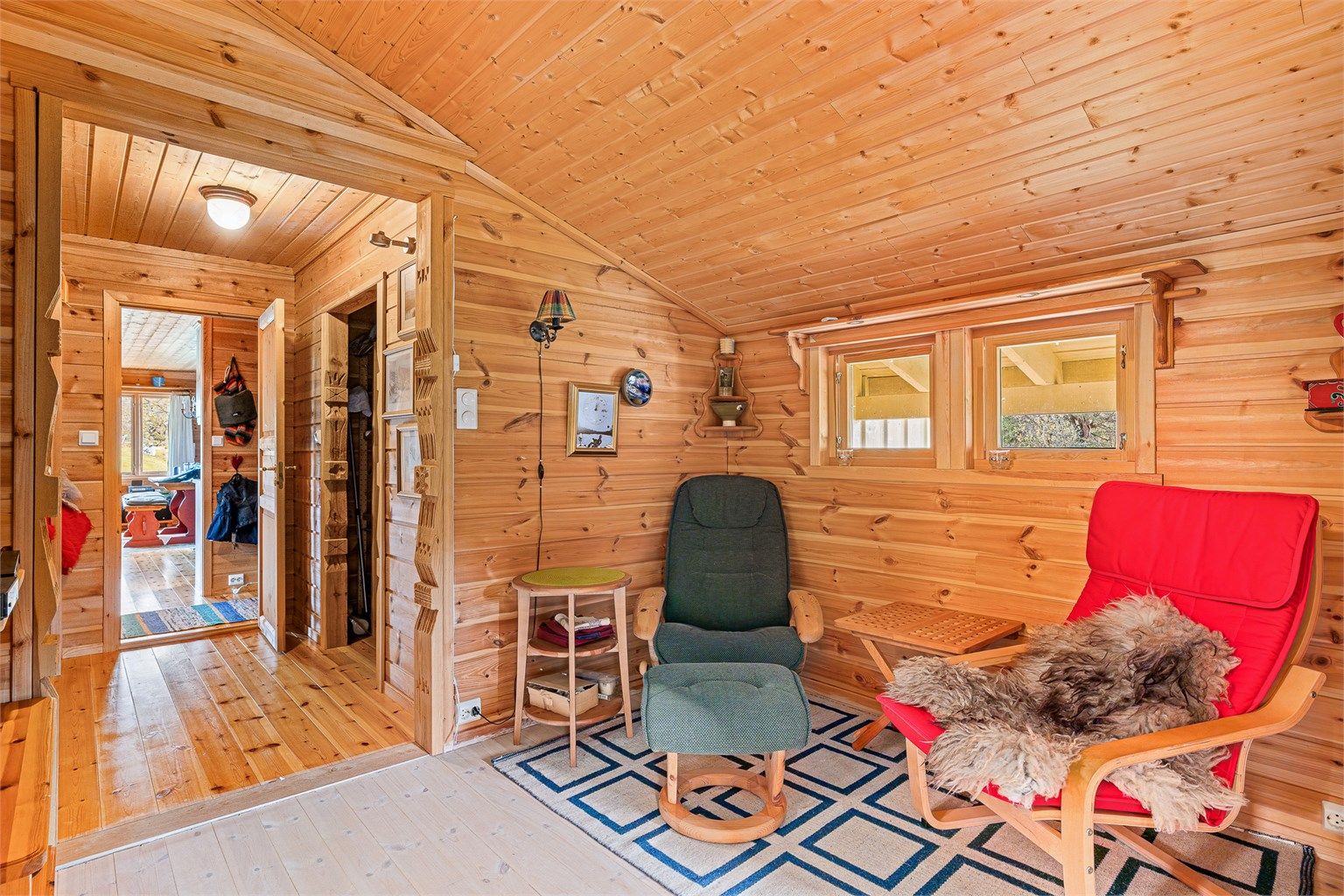Den andre delen av hytta inneholder alt man ellers trenger for å bo på fjellet, vindfang, gang med garderobe, bad, toalett, samt ministue, bod og 4 soverom. 