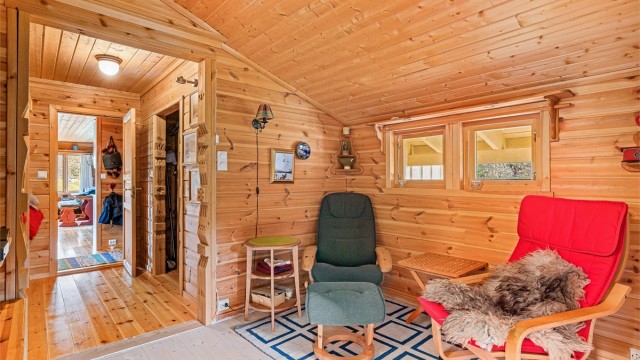 Den andre delen av hytta inneholder alt man ellers trenger for å bo på fjellet, vindfang, gang med garderobe, bad, toalett, samt ministue, bod og 4 soverom.