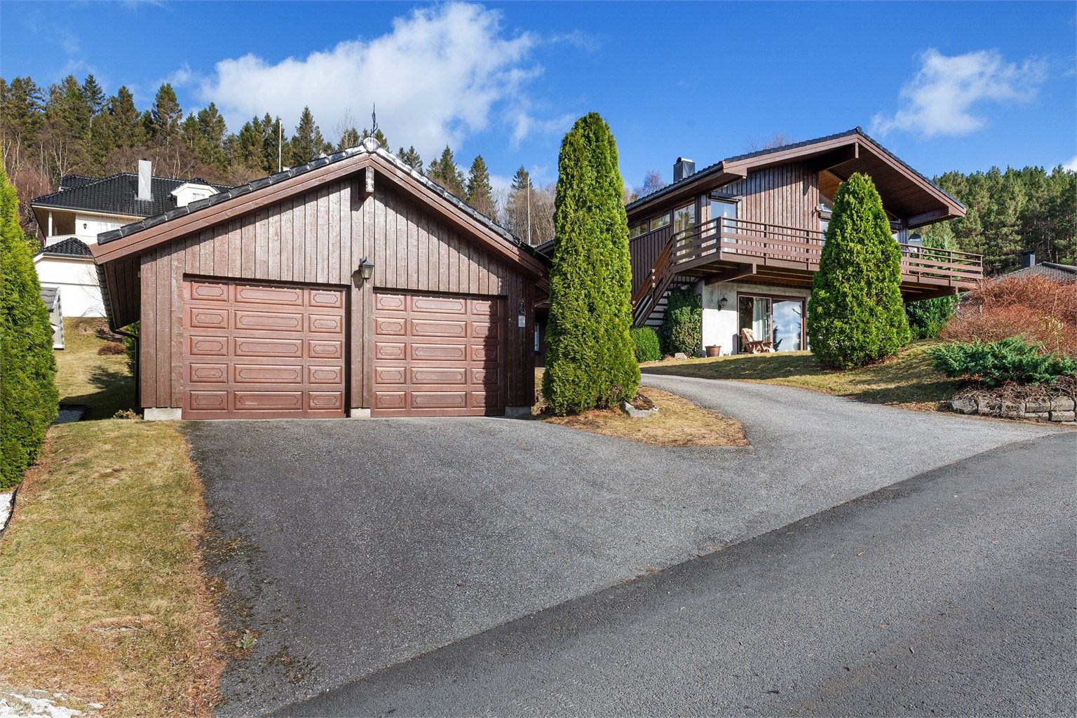 Frittliggende dobbelgarasje på 35 m², oppført rundt 2005, med lagringshems