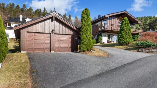 Frittliggende dobbelgarasje på 35 m², oppført rundt 2005, med lagringshems