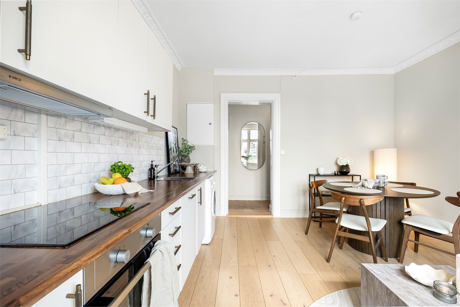 Kjøkkenet er fra 2012 og har kvalitetsinnredning fra HTH med glatte fronter og slitesterk laminert benkeplate med nedfelt vask. 