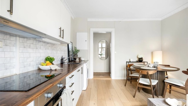 Kjøkkenet er fra 2012 og har kvalitetsinnredning fra HTH med glatte fronter og slitesterk laminert benkeplate med nedfelt vask.