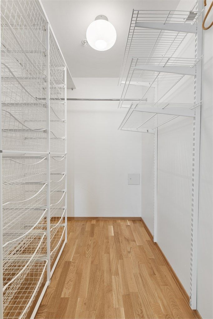 Walk-in closet tilhørende soverom 1