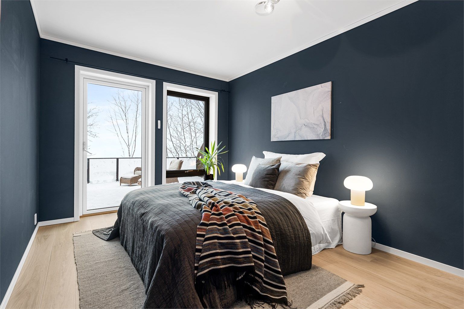 I underetasjen er det 3 soverom. Hovedsoverommet har god plass til dobbeltseng med nattbord på hver side og garderobeskap. Herfra er det utgang til terrassen.