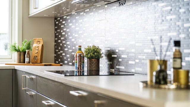 Kjøkkenet er utstyrt med komfyrvakt og kjøkkenventilator med avtrekk ut.