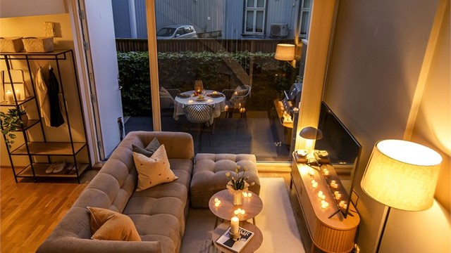 Leiligheten er delikat innredet med moderne og tidsriktige fargevalg. Gulvene består hovedsakelig av parkett og fliser.
