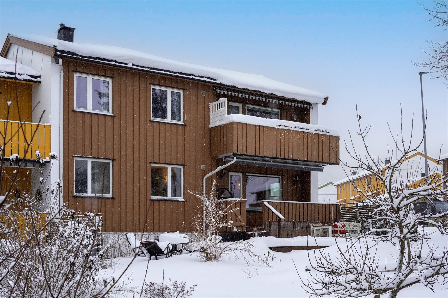 Leiligheten ligger i byggets 1.etasje og har således utgang til fellesområder i sameiet.