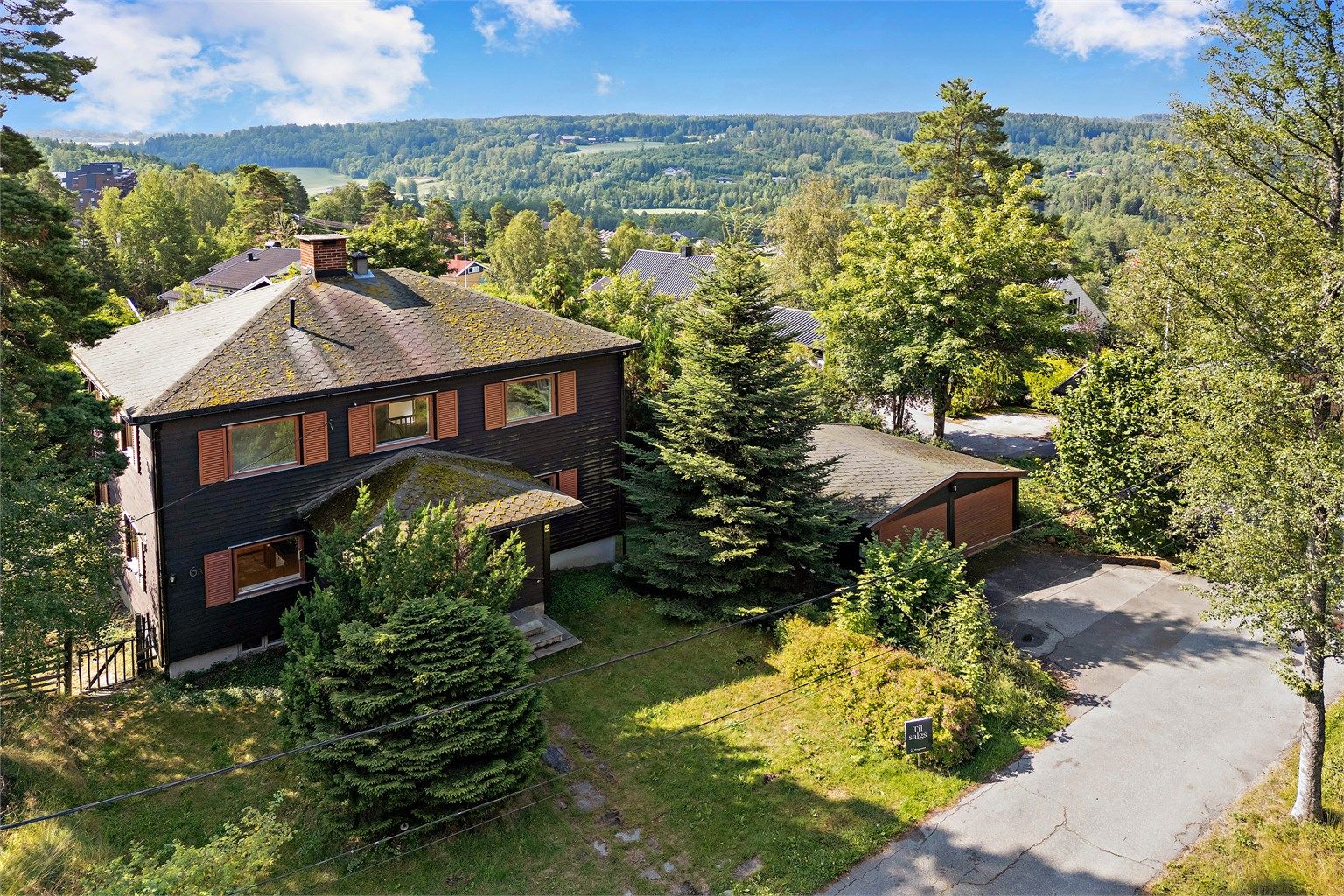 Blindveien er en blindvei som navnet tilsier og er fri for sjenerende gjennomgangstrafikk