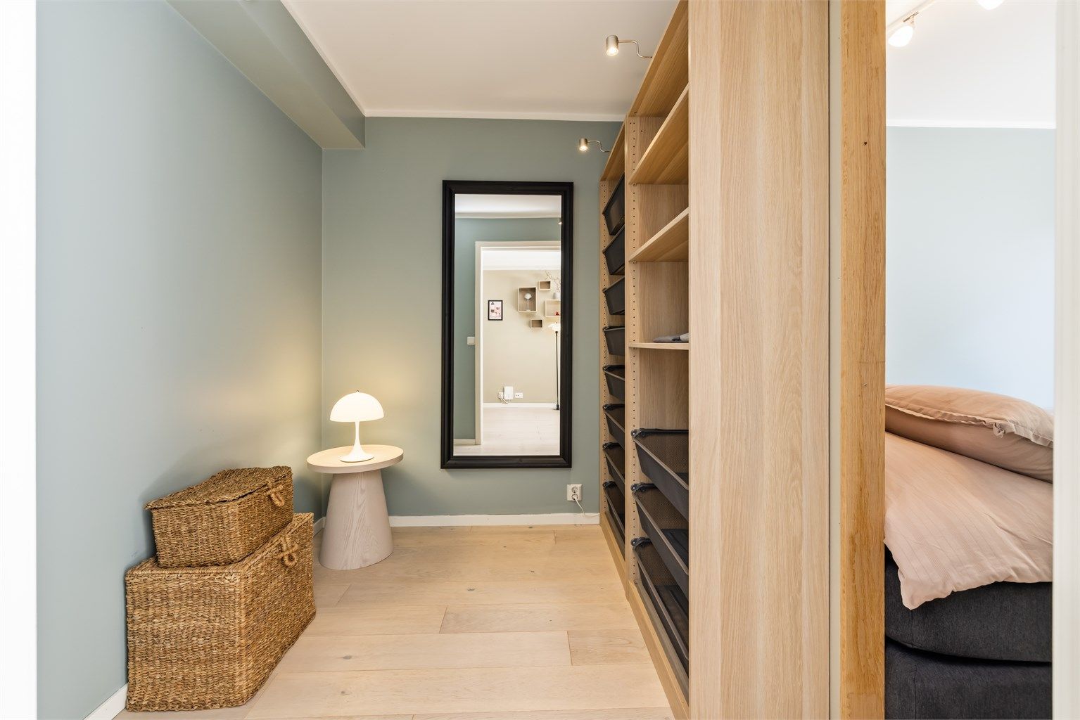 Her har du også et eget walk-in-closet som gir godt med oppbevaringsplass.