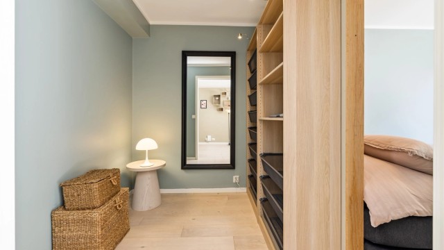Her har du også et eget walk-in-closet som gir godt med oppbevaringsplass.