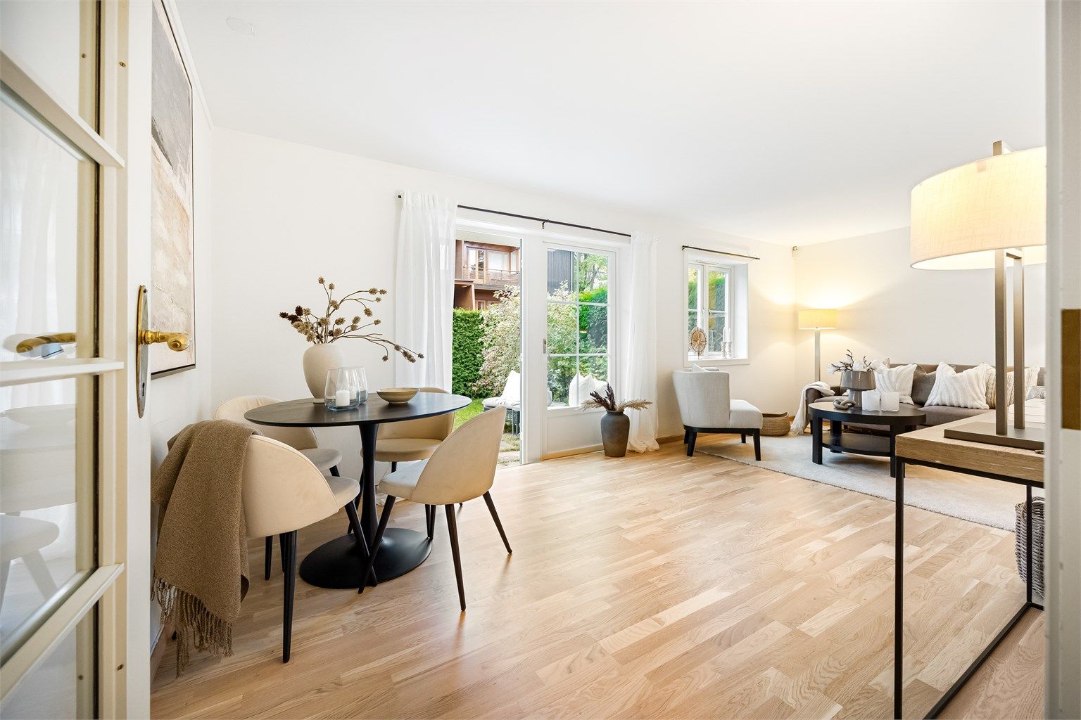 Leiligheten har en god og romslig planløsning og ligger skjermet og tilbaketrukket med Frognerparken som nærmeste nabo.