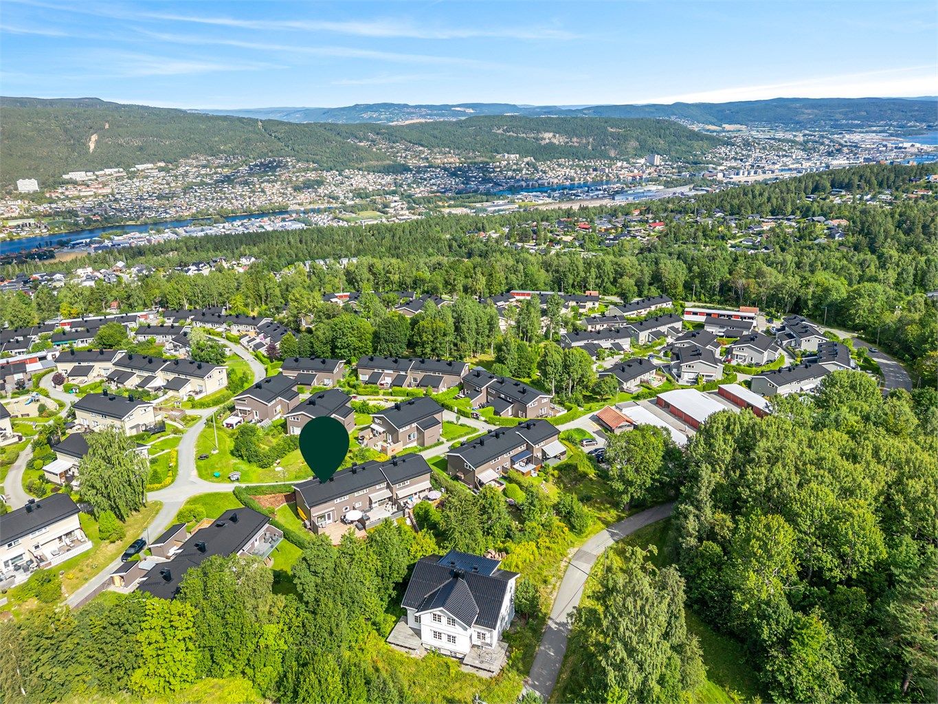 Boligen ligger i et attraktivt og veletablert boligfelt