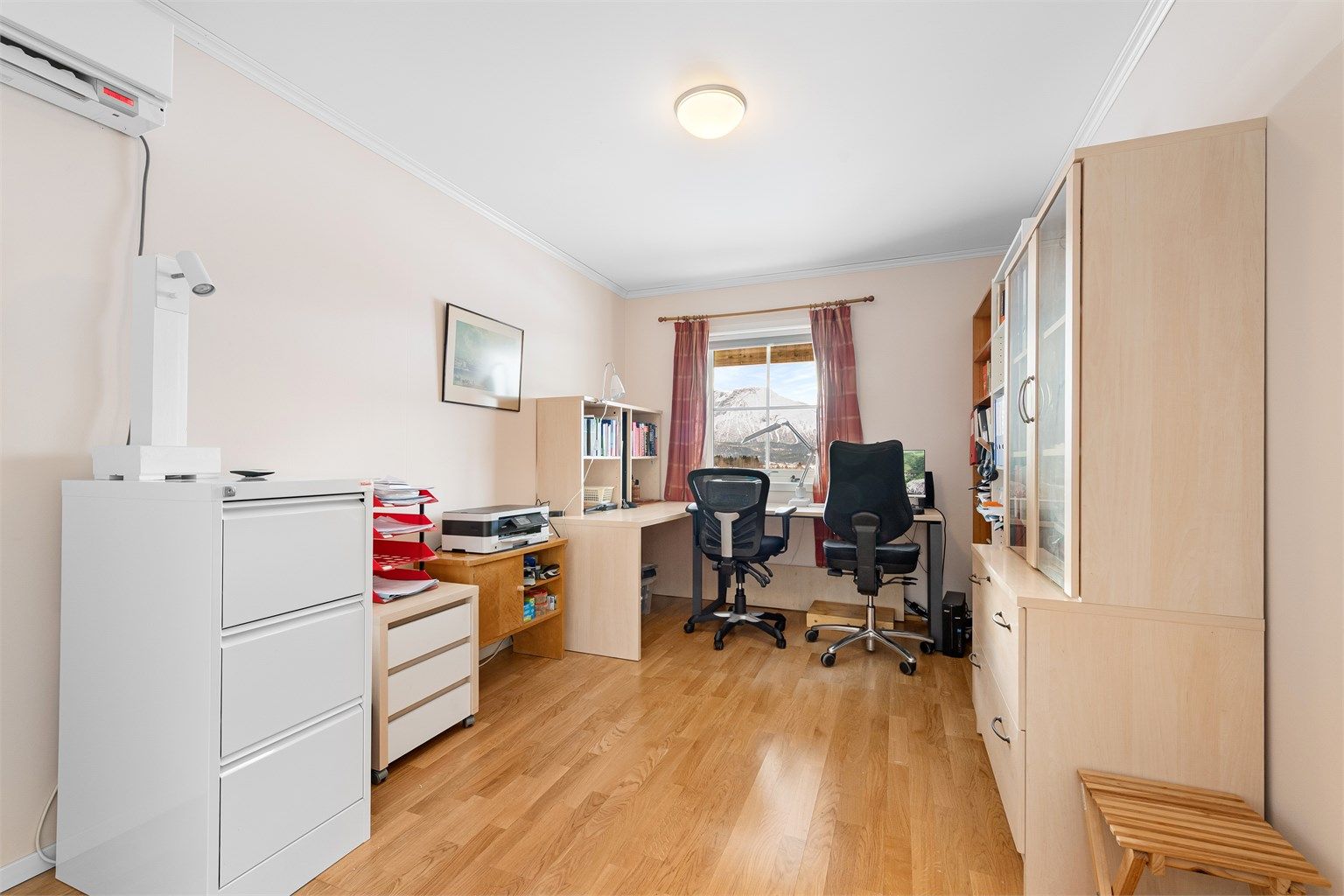 Soverom 2 i underetasjen tilhørende oveddelen er i dag i bruk som et praktisk hjemmekontor.