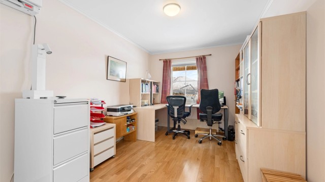 Soverom 2 i underetasjen tilhørende oveddelen er i dag i bruk som et praktisk hjemmekontor.