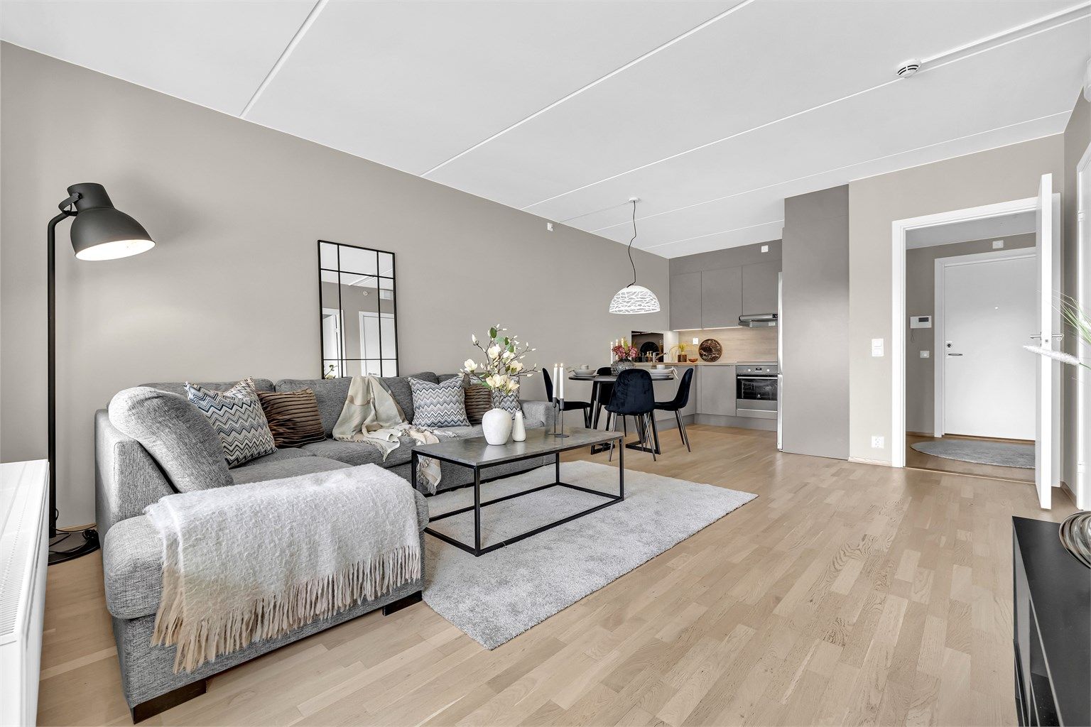 Innvendig fremstår leiligheten med en attraktiv og moderne standard samt en praktisk planløsning som utnytter alle kvadratmeter til det fulle. Boligen er holdt i en tidsriktig fargepalett  har utstrakt bruk av parkett, slette vegger og listfrie overgang. 