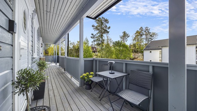 Leiligheten ligger i byggets 2 etasje med overbygd inngangsparti.