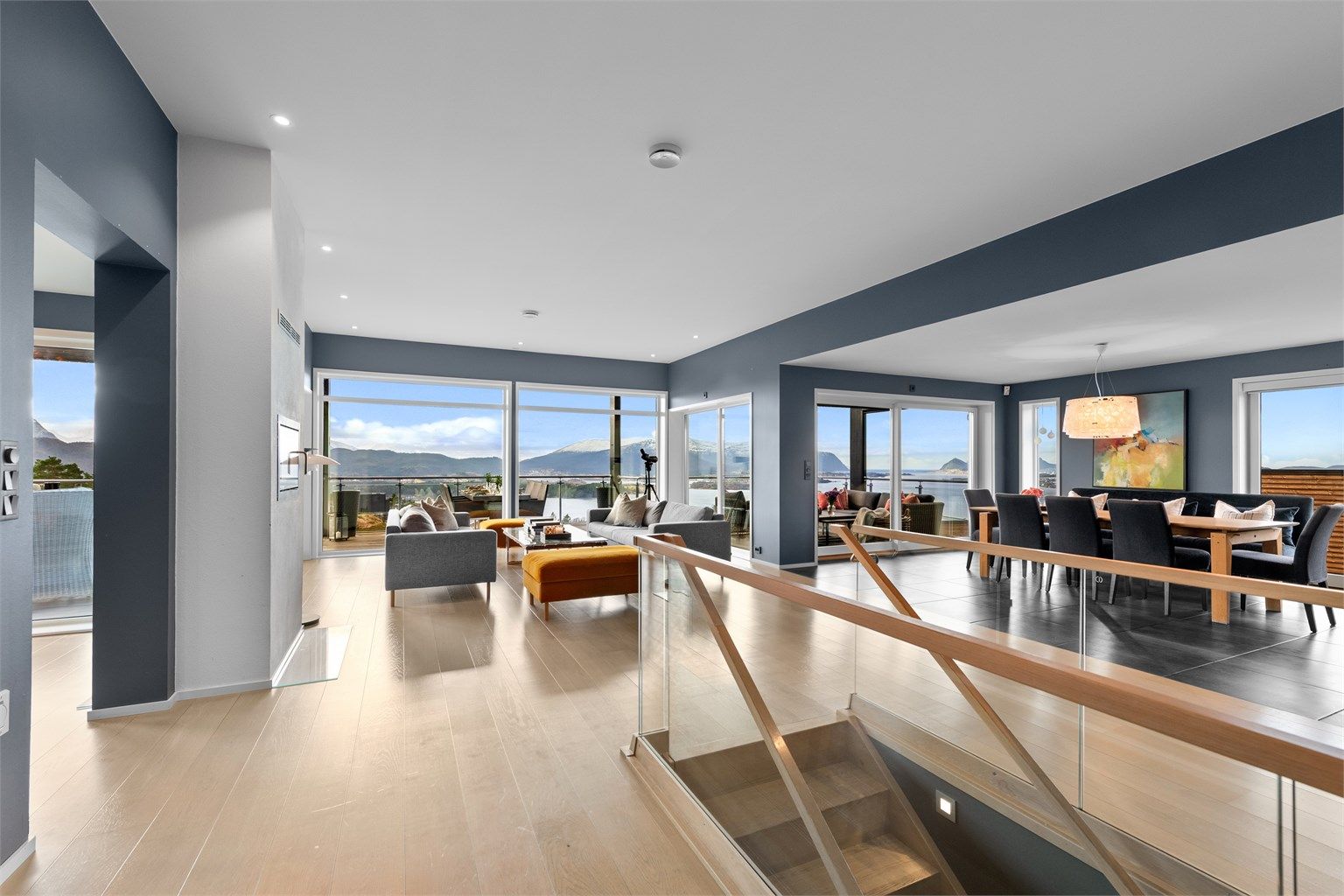 Stor stue/spisestue i 2. etasje med store vindusflater som gir godt med lysinnslipp og en fantastisk utsikt mot fjord og fjell