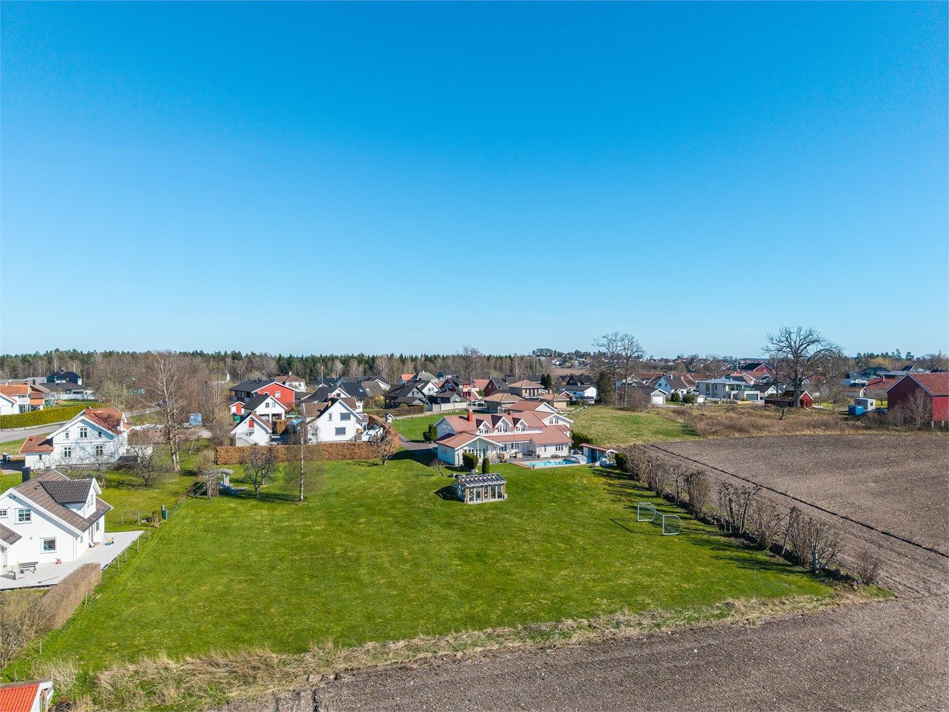 Landlig og fredelig beliggenhet med kort vei til byen.