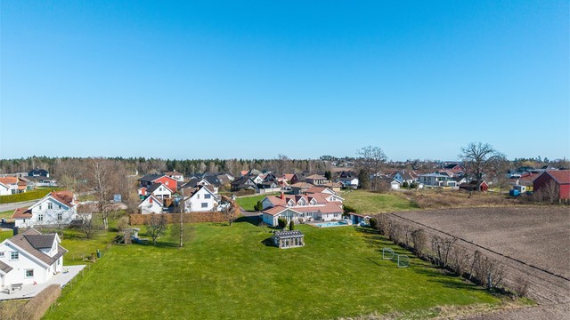 Landlig og fredelig beliggenhet med kort vei til byen.