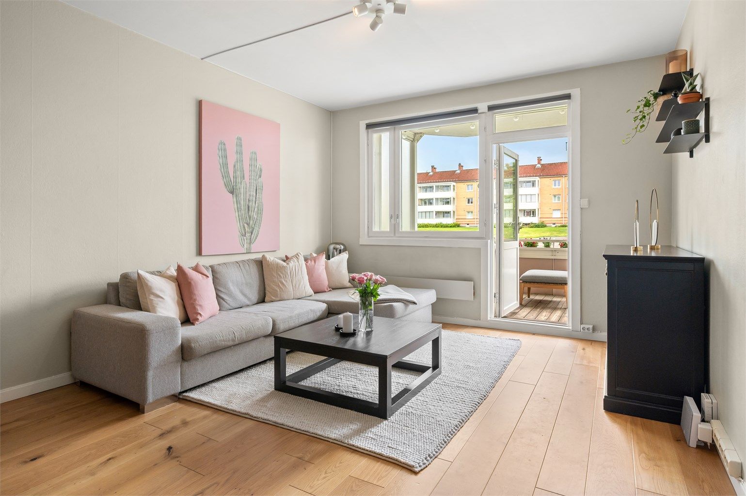 Stuen er romslig med god planløsning og kan enkelt innredes med en hyggelig sofagruppe med tilhørende sofabord og annet ønskelig stuemøblement.