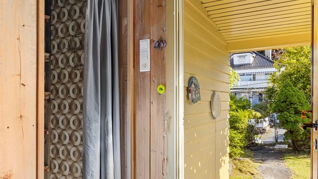 Entré med dirkete tilknytning til en bod for lagring av yttertøy