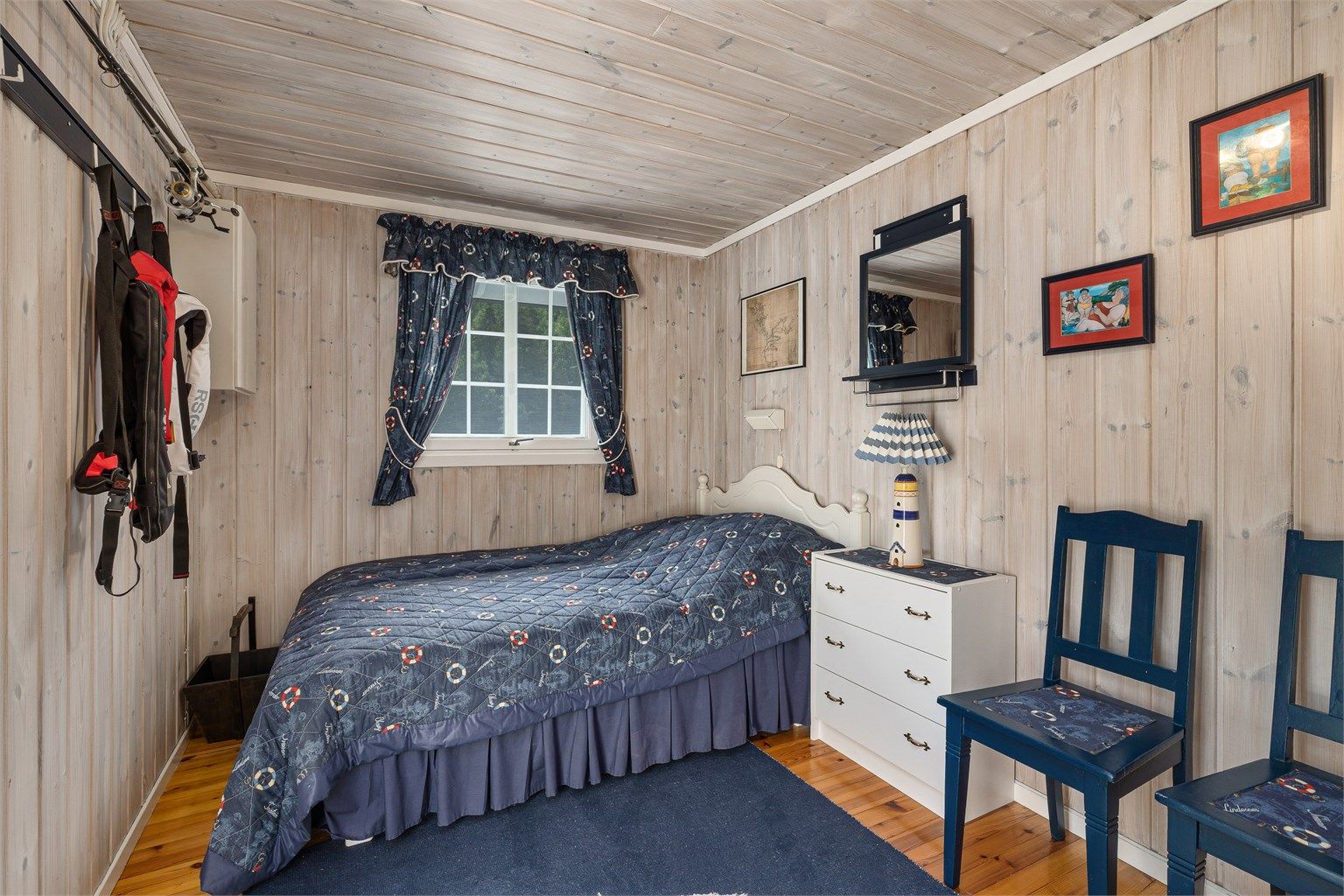 Gjesterom med adkomst fra terrassen. (Rommet er ikke omsøkt fra bod til innredet soverom og er ikke et lovlig innredet oppholdsrom).