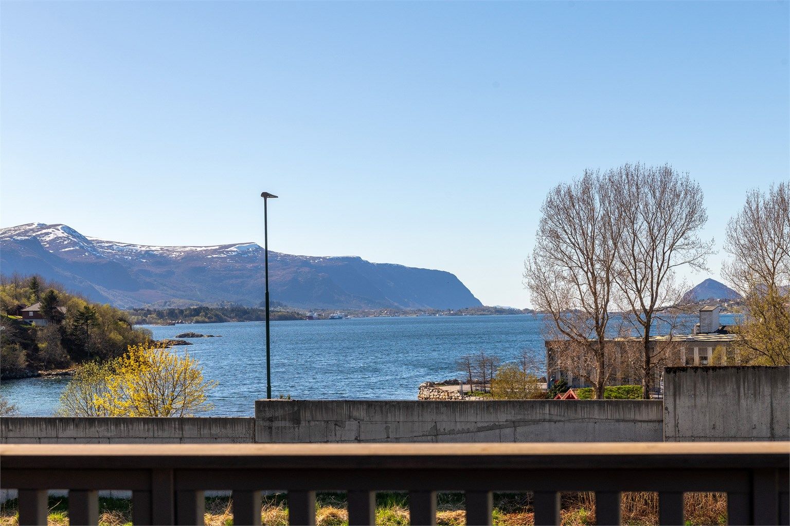 Utsikt mot fjell og fjord fra eiendommen