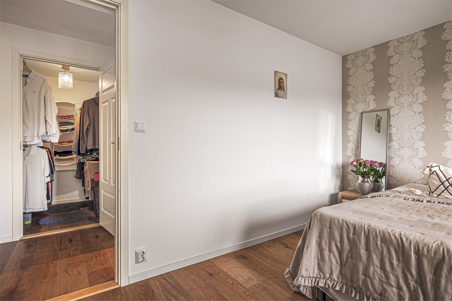 Ekstra rom som egner seg perfekt til garderobe, eller ekstra oppbevaringsplass rett ved soverommet.