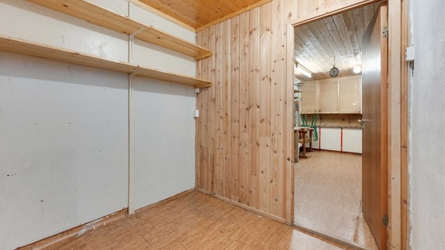 Underetasjen har svært god bodplass med muligheter for et eget verksted om ønskelig
