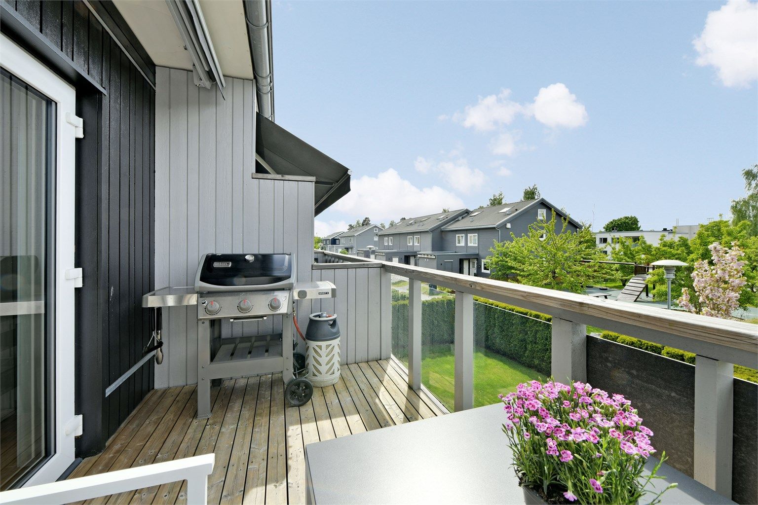 Uteplass med adkomst fra stue - delvis overbygget - orientert mot vest med gode solforhold