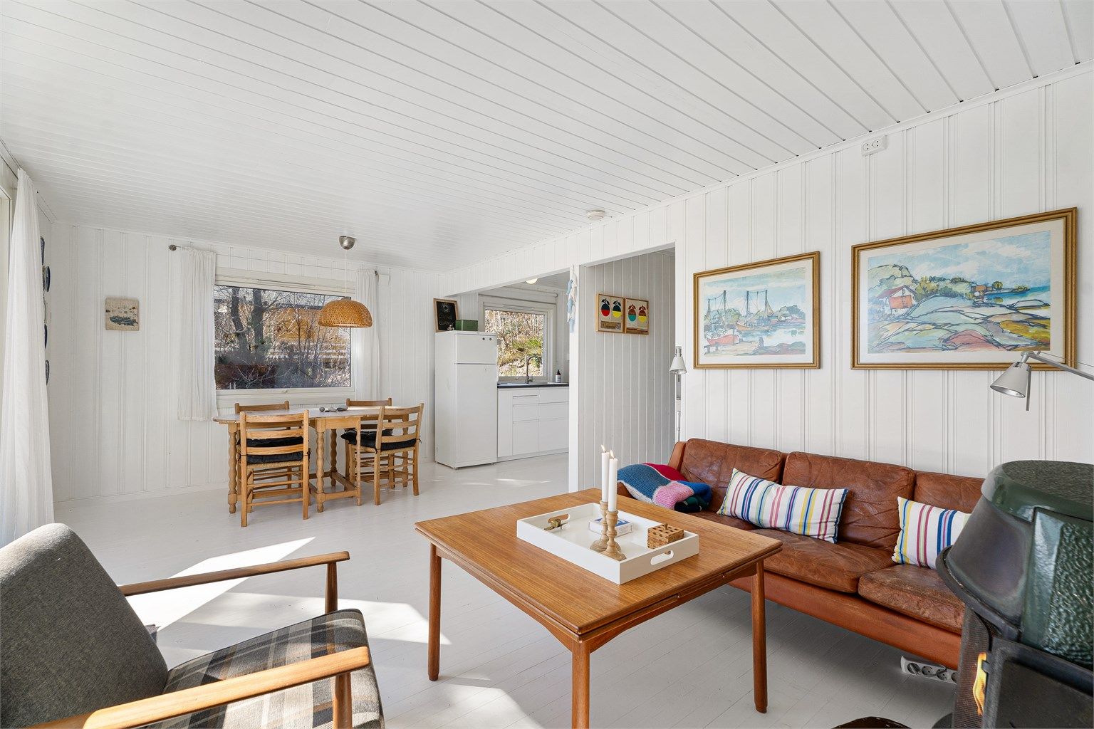 Lys og flott stue med åpen stue-/kjøkkenløsning