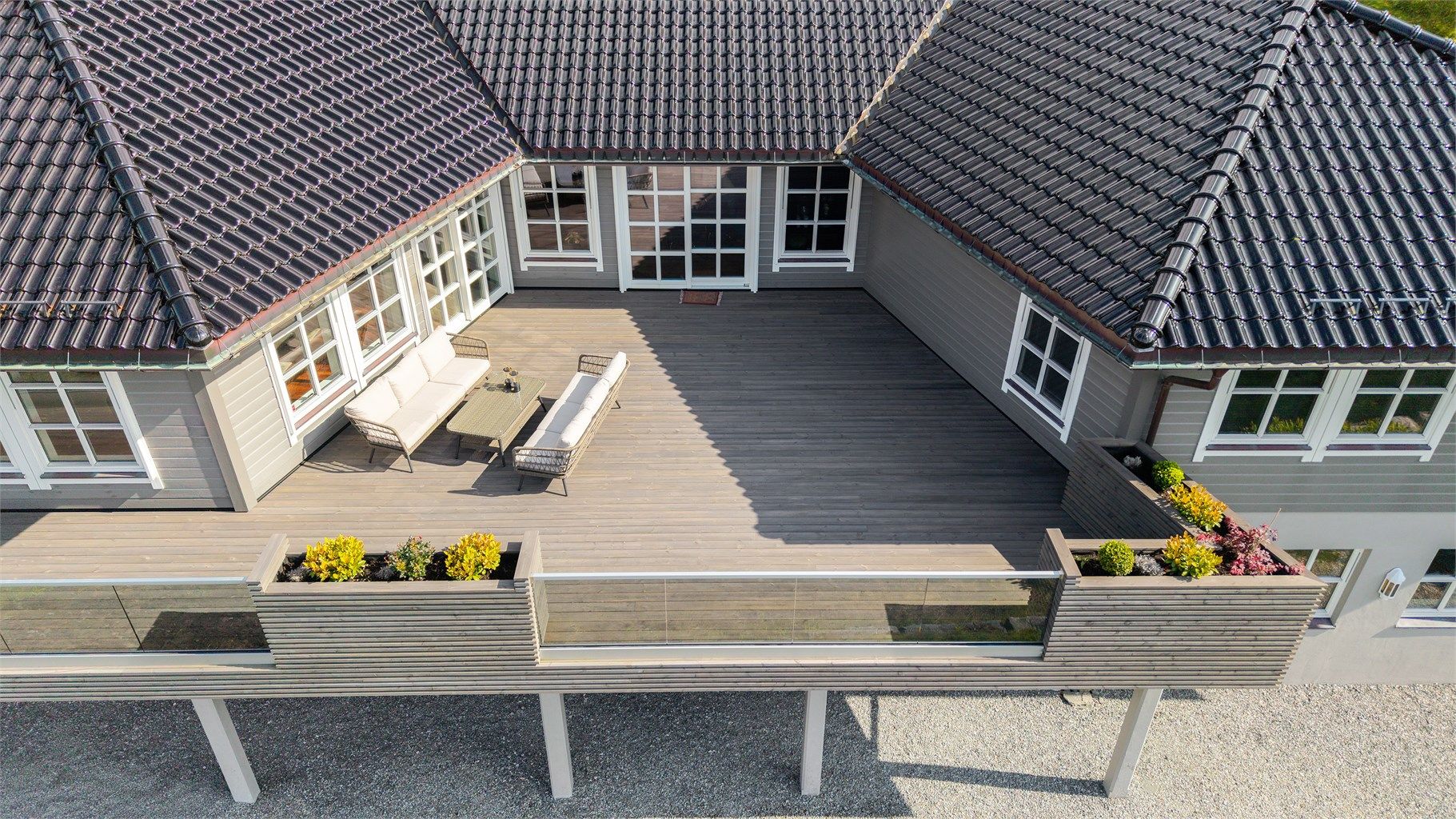 Stor, hyggelig og skjermet terrasse