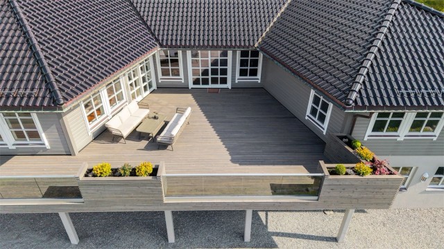 Stor, hyggelig og skjermet terrasse