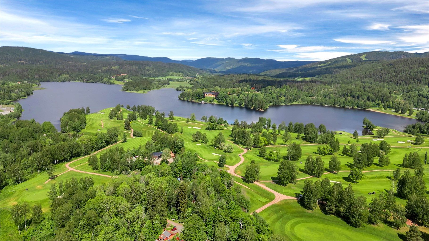 Rett utenfor leiligheten går det turstier bort til Bogstadvannet og Bogstad gård