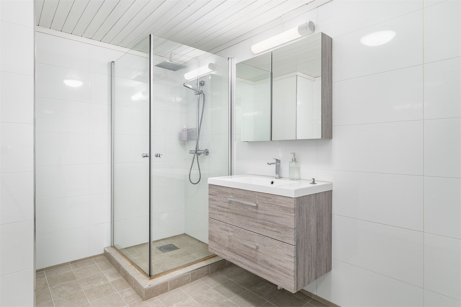 Badet i kjelleren ble også pusset opp i 2020, men er i utgangspunktet fra byggeåret og i helhet gitt TG 3. Ytterligere oppgraderinger må påregnes.