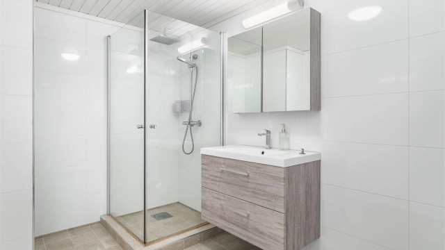 Badet i kjelleren ble også pusset opp i 2020, men er i utgangspunktet fra byggeåret og i helhet gitt TG 3. Ytterligere oppgraderinger må påregnes.