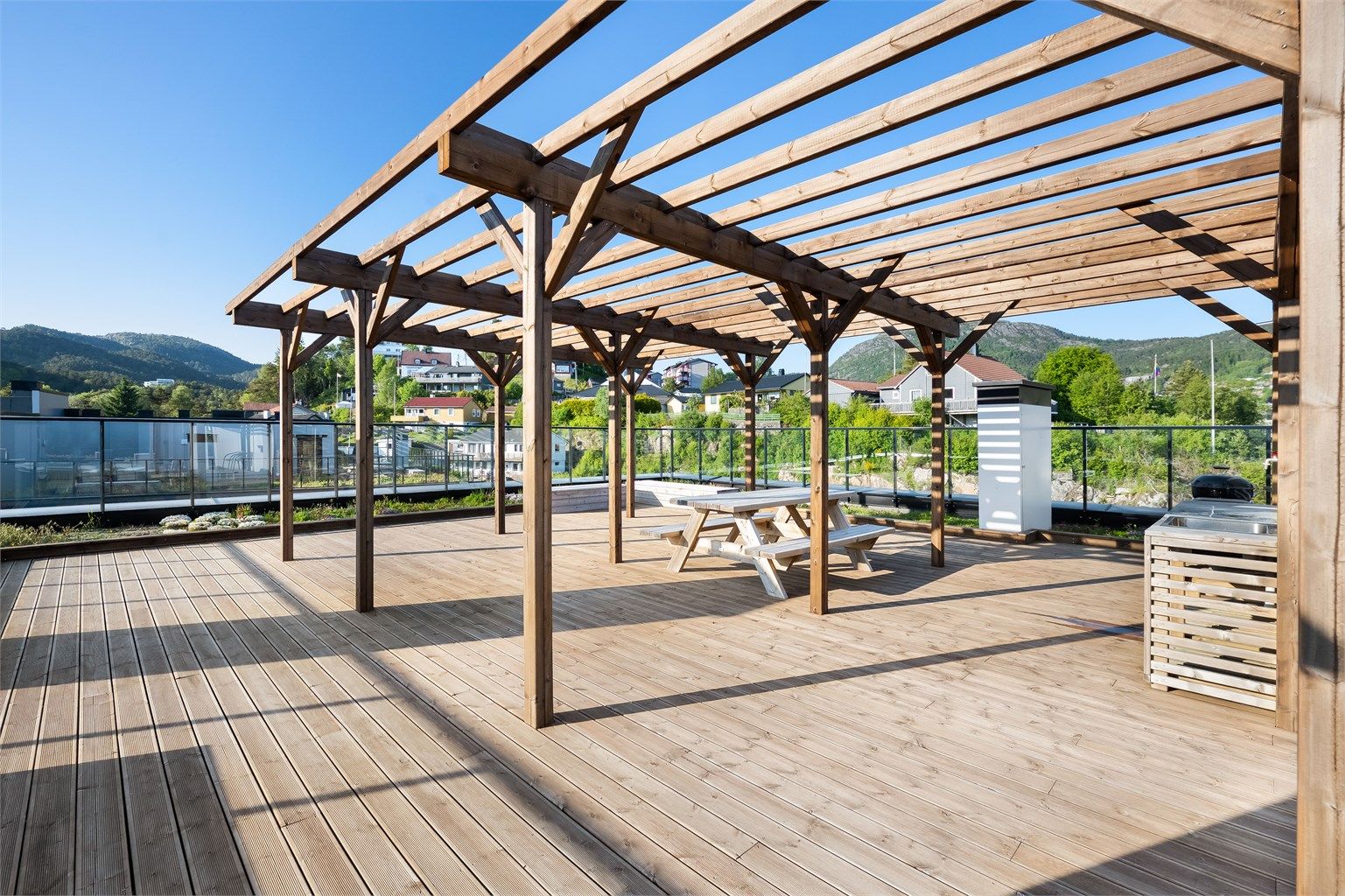 Svært innbydende felles takterrasse med sitteplasser