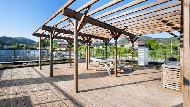 Svært innbydende felles takterrasse med sitteplasser