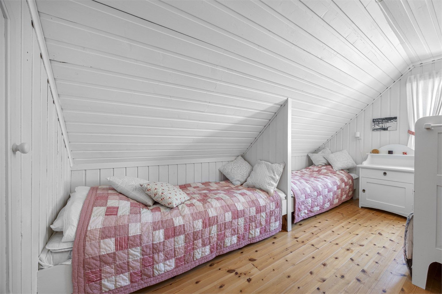 Soverom. Det er for små vinduer på soverommene mtp. rømningsvei.