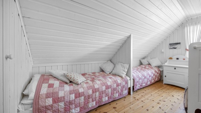 Soverom. Det er for små vinduer på soverommene mtp. rømningsvei.