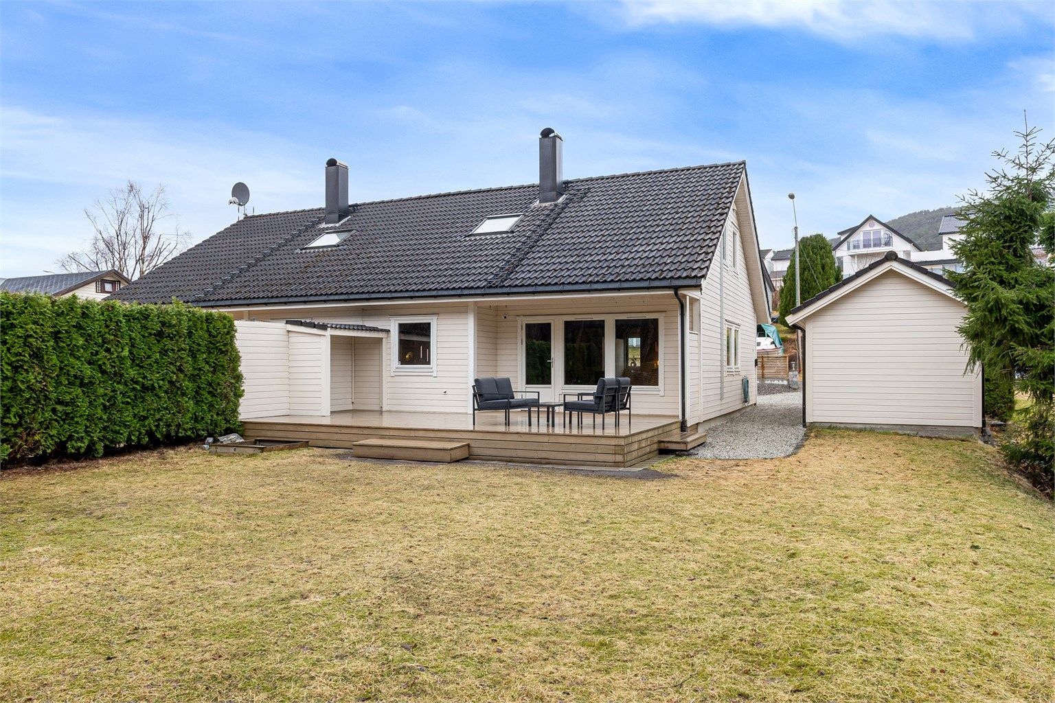 Den store og skjermede hagen gir rikelig med plass for lek og utendørsaktiviteter.
