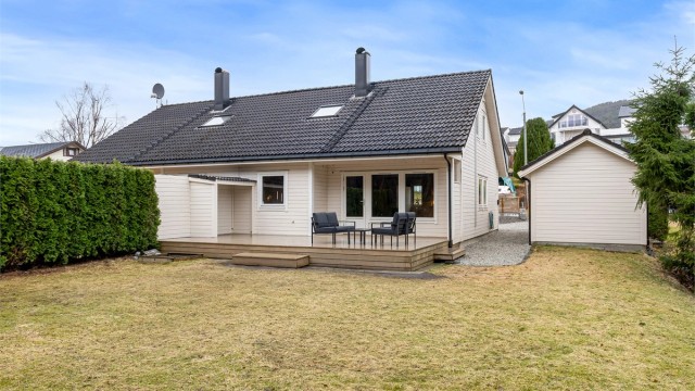 Den store og skjermede hagen gir rikelig med plass for lek og utendørsaktiviteter.