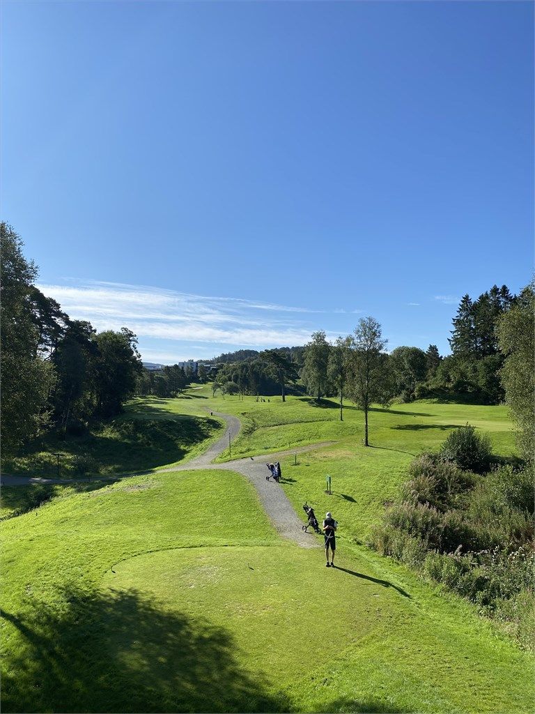 Golfbanen like nedenfor huset