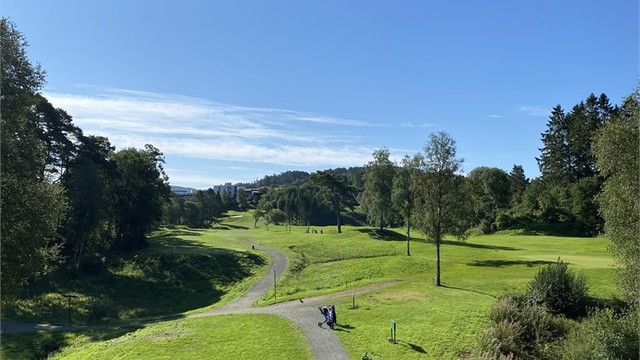 Golfbanen like nedenfor huset
