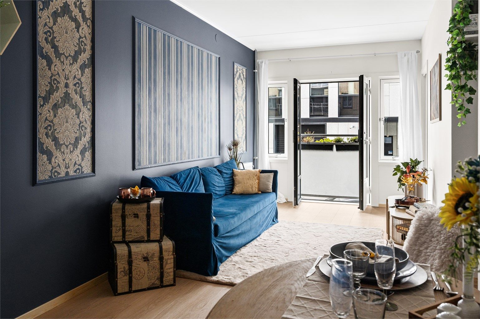 Det er store vindusflater som slipper inn rikelig med lys og som bidrar til å skape en luftig følelse i leiligheten. 