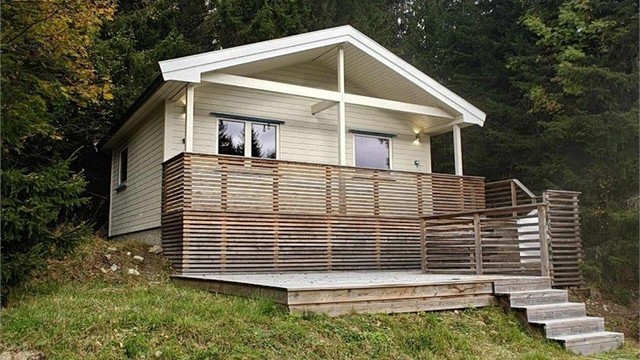 Velkommen til Brattlivegen 38 A - Hytta ligger lunt og fint til med fantastisk utsikt - Hytta har ny carport med tilhørende bod på ca. 6 kvm i bakkant.