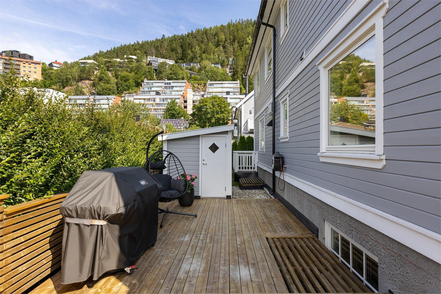 Ved enden av terrassen er det en frittstående bod, perfekt til lagring av uteputene