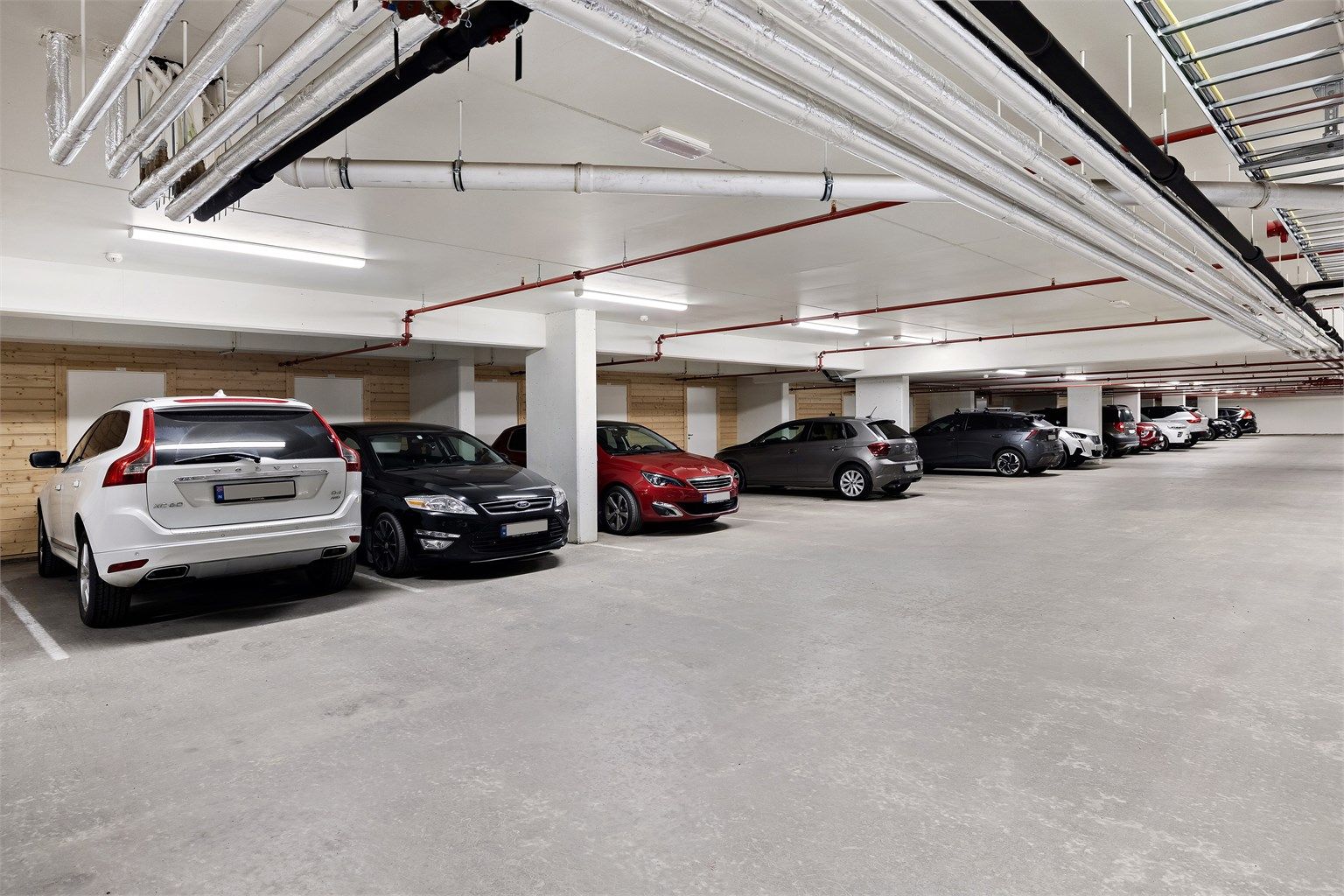 Parkering i felles parkeringskjeller. Adkomst parkering via felles nedkjøring, elektrisk leddport og sidedør, samt trapp og heis fra leiligheter.