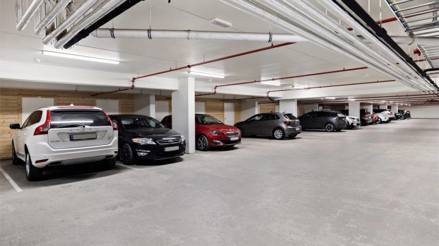 Parkering i felles parkeringskjeller. Adkomst parkering via felles nedkjøring, elektrisk leddport og sidedør, samt trapp og heis fra leiligheter.